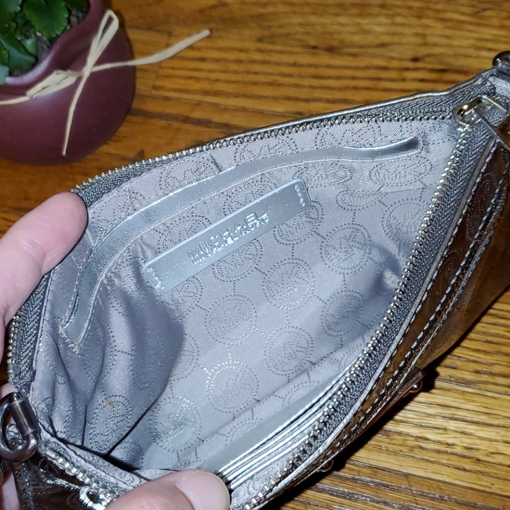 Michael Kors wristlet - Picture 3 of 7